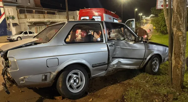 Voyage bate em árvores após motorista perder o controle na Plácido de Castro