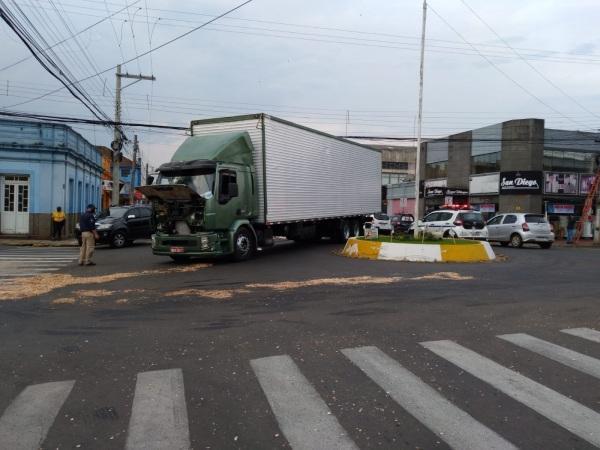 Caminhão tem pane mecânica no centro de Cruz Alta e tranca trânsito na segunda