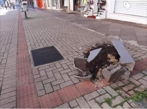 Jovens quebram vaso de decoração do calçadão de Cruz Alta