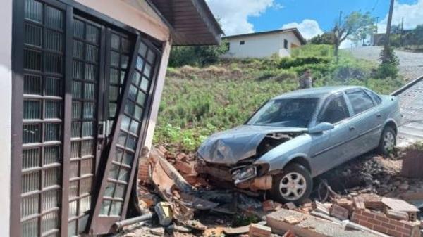 Veículo invade residência em acidente de trânsito em Panambi na segunda