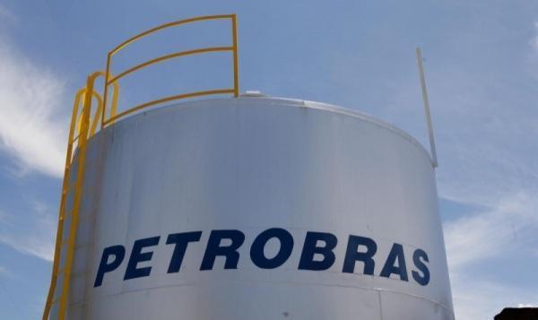 Petrobras reduz preço da gasolina para distribuidoras