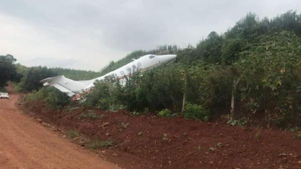 Jato executivo derrapa e sai da pista no aeroporto de Santa Rosa