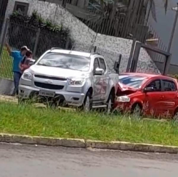 SEM CONDUTOR: Veículo desce a General Osório e causa acidente em Cruz Alta