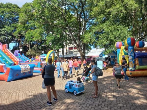 O sábado animado de férias agitou a praça Erico Verissimo com muita alegria