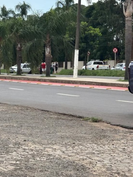 Colisão traseira deixa danos em veículo na Plácido de Castro, em Cruz Alta