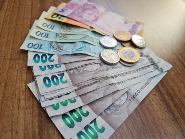 Caixa inicia pagamento do abono salarial de 2021