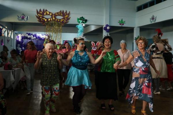 Carnaval do Centro de Convivência do Idoso agitou a tarde da quarta-feira 
