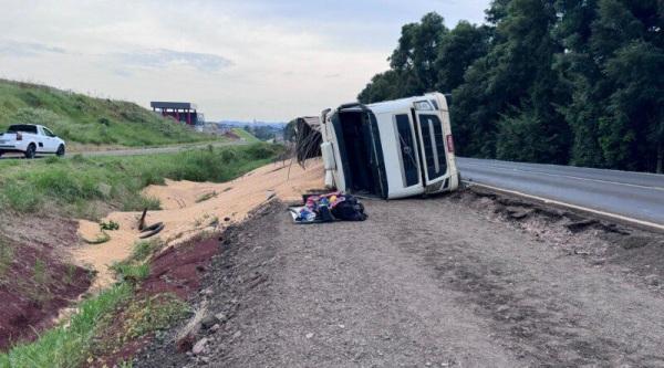 Carreta tomba na BR-158 na manhã da sexta-feira em Panambi