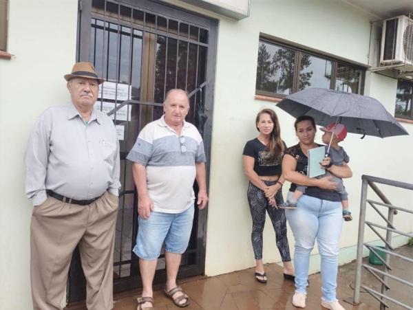 Moradores esperam na chuva para atendimento no ESF Brum 