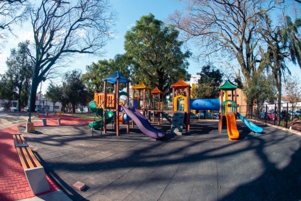 INAUGURA HOJE> Novo Parquinho revitalizado junto ao Ginásio Municipal 