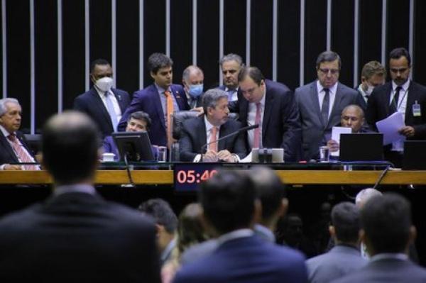 Câmara aprova projeto que limita ICMS sobre combustíveis