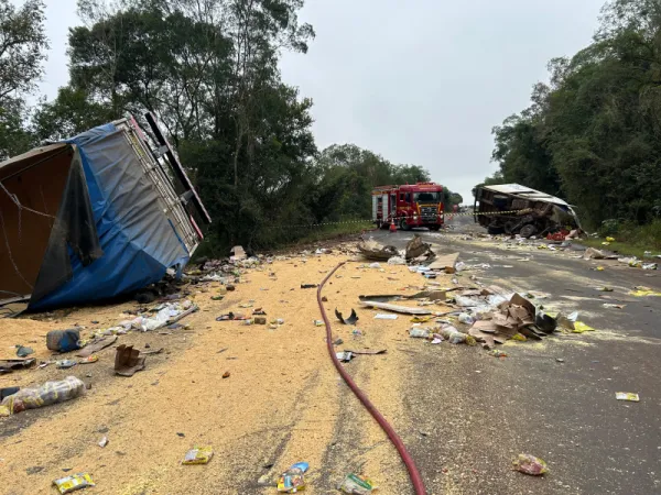 Dois motoristas morrem em grave acidente envolvendo caminhões na ERS-344