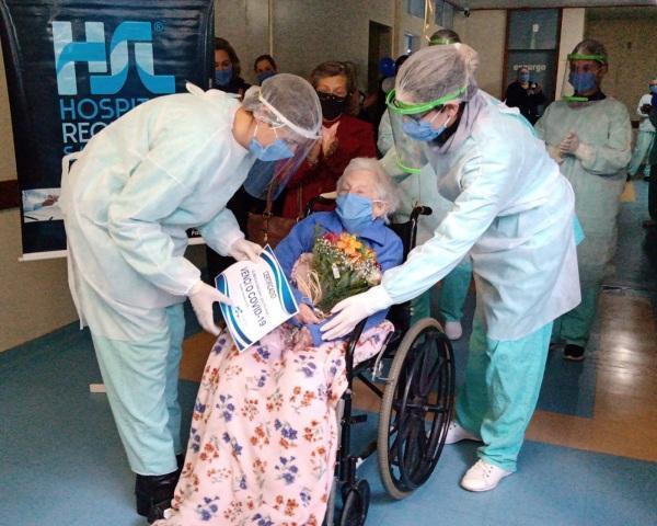 Paciente de 102 anos recuperada do Covid-19 recebe alta hospitalar
