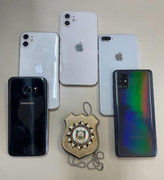Polícia Civil em conjunto com a Brigada Militar apreende cinco celulares 