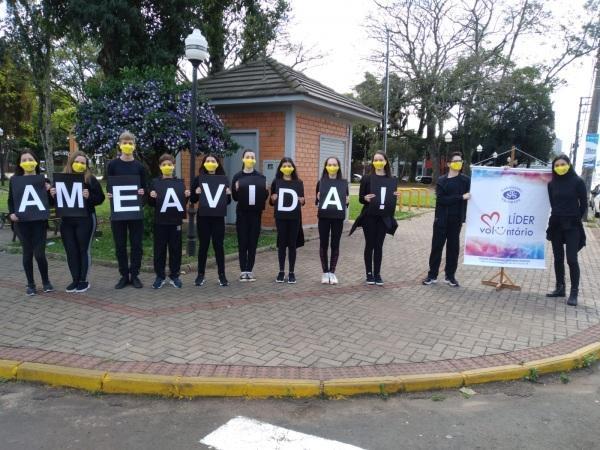 Alunos do Santíssima Trindade realizam ação envolvendo o Setembro Amarelo