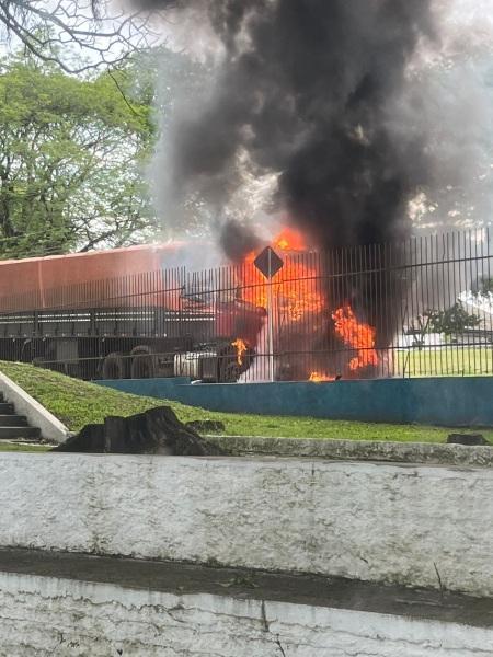 Cabine de carreta pega fogo na tarde desta sexta-feira em Cruz Alta