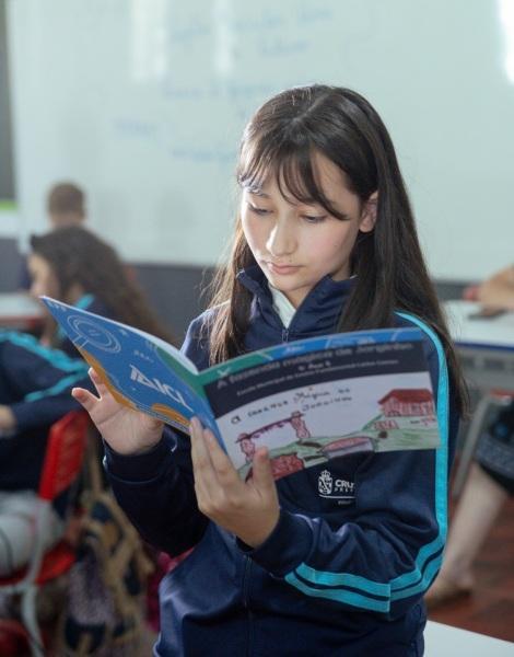 Alunos da Escola Carlos Gomes lançam livros do Projeto Escritor para o Futuro