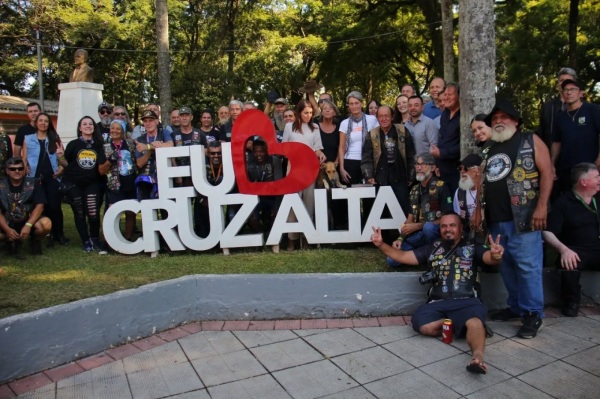 CRUZ ALTA>Prefeita e Vice recebem motociclistas Elspeth Beard e Tracy Charles 