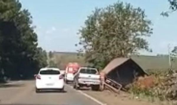 Caminhão tomba na RSC 377 saída de Cruz Alta para Ibirubá na tarde da quarta