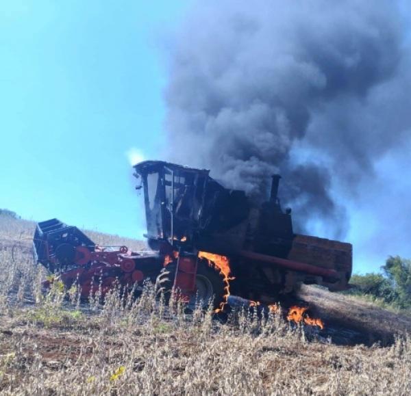 Colheitadeira é destruída por fogo no interior de Crissiumal no sábado