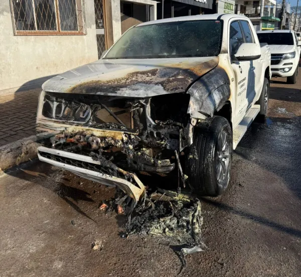 Caminhonete pega fogo em avenida de Cruz Alta e mobiliza bombeiros