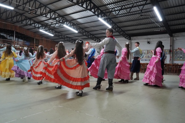 CULTURA GAÚCHA> 10ª Edição do Conart foi lançado no CTG Querência da Serra