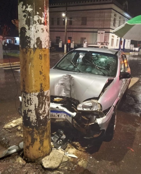 ACIDENTE DE TRÂNSITO EM CRUZ ALTA> Veículo Colide com Poste na General Osório