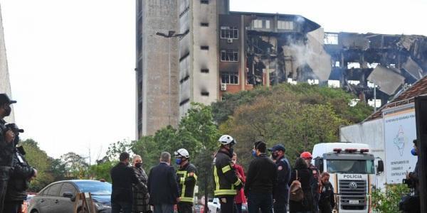 Buscas por bombeiros desaparecidos já passa de 40 horas