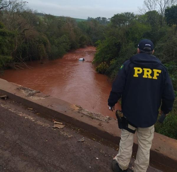 Motorista perde o controle do carro e cai na ponte do Rio Caxambu, em Panambi