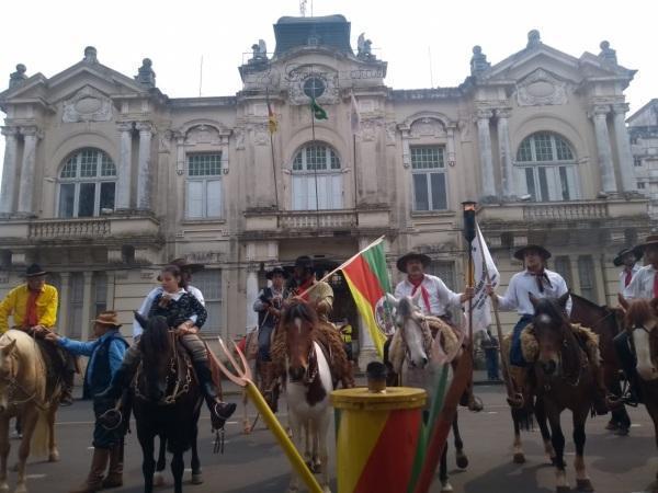 Fusão de Chamas Crioulas deu início aos festejos da Semana Farroupilha