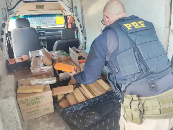 PRF apreende 158 quilos de maconha e recupera carro clonado na BR-386