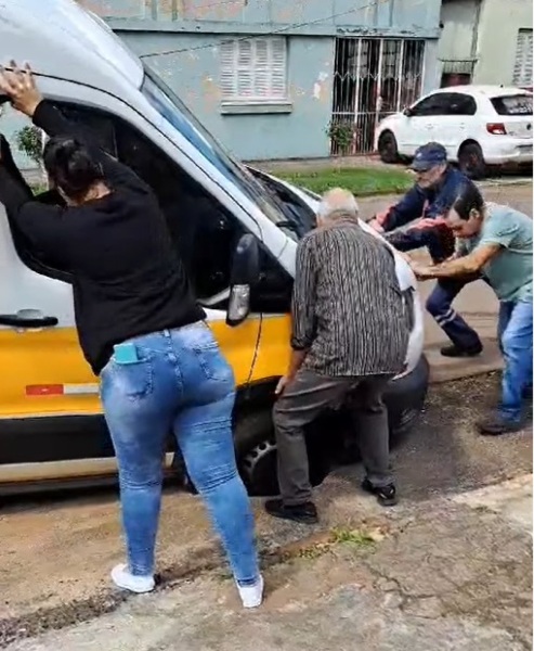 Van escolar fica presa em asfalto que cedeu na Rua Coronel Mello, em Cruz Alta