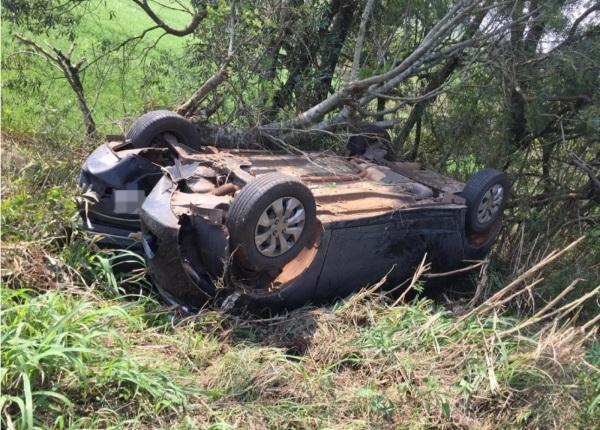 Veículo capota ao tentar ultrapassar caminhão na ERS-342, próximo a Cruz Alta