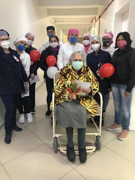 Cruz-altense de 92 anos recuperada da Covid-19 recebe alta hospitalar no HSVP