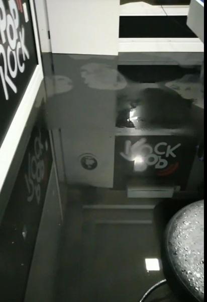 MUITA ÁGUA: Temporal da Madrugada alagou o estúdio da Rádio Pop Rock FM