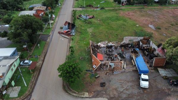 CRUZ ALTA: Rajadas de vento de 108km/h ,chuva forte e granizo na madrugada