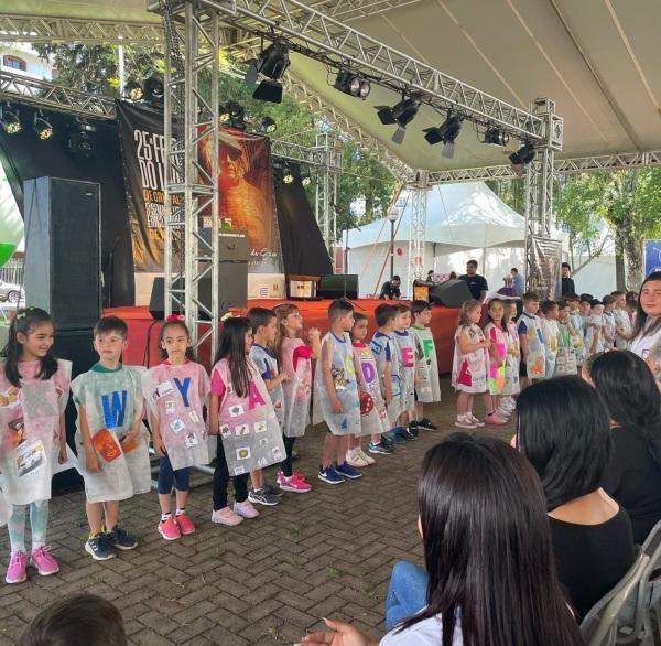 Feira do livro com ótimo público na praça; conheça a programação da quinta