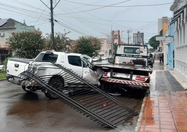 Picape colide com vários veículos e grade de um prédio em Cruz Alta