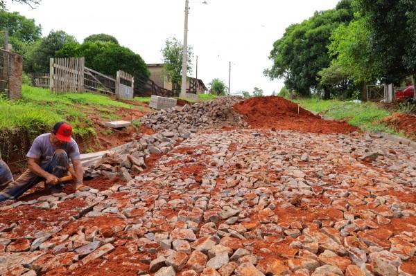 Ruas do Bairro Progresso e Abegay estão recebendo calçamento