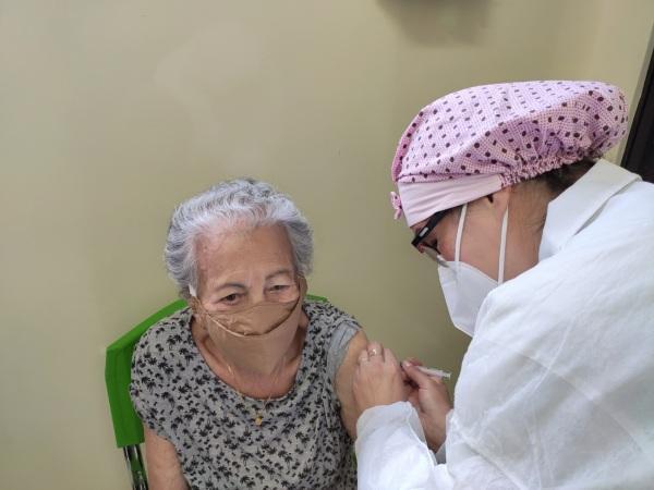 Segunda dose da vacina contra Covid começa a ser aplicada em internos do Asilo