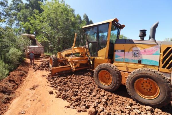 Obras de encascalhamento e recuperação de ruas chega no bairro Abegay