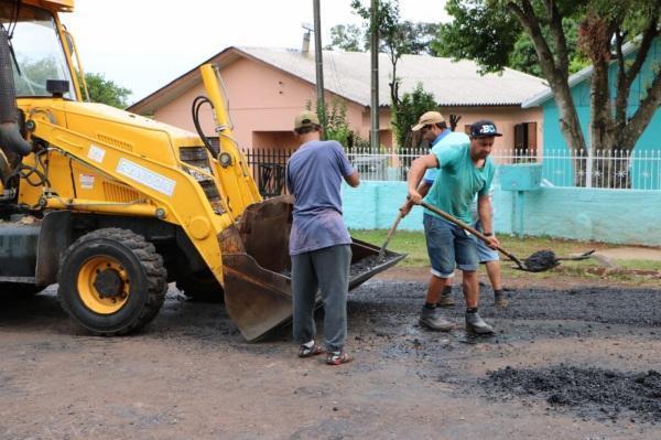 Secretaria de Obras realiza tapa-buraco na rua Assis Brasil.