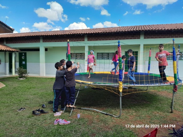 Rotary Érico Veríssimo leva alegria de Páscoa a alunos da Escola Maria Gessi