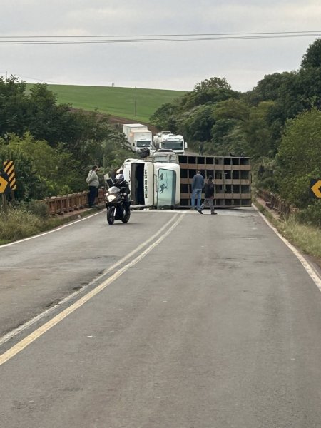 Trânsito liberado na RSC-377 após caminhão tombar sobre ponte