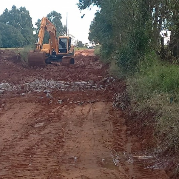 OBRAS>Secretaria trabalha pra recuperar as estradas do interior de Cruz Alta