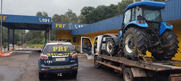 PRF apreende trator importado ilegalmente no posto em Cruz Alta