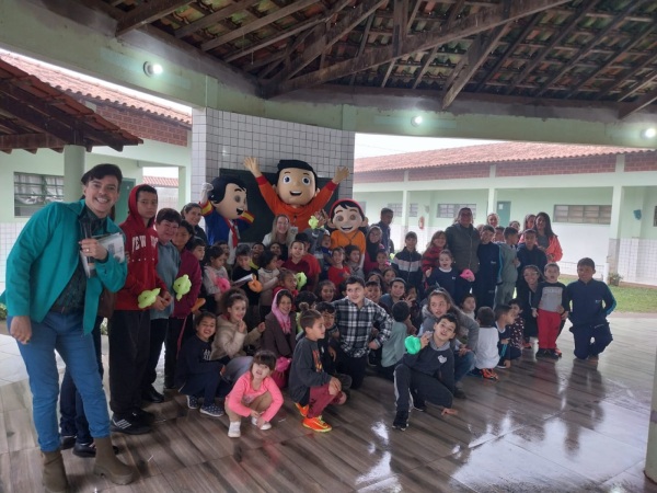Personagens Históricos Promovem Dia de Carinho na Escola Maria Gessi