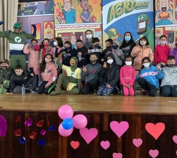 Agriman foi atração para as escolas no auditório do Annes Dias na sexta