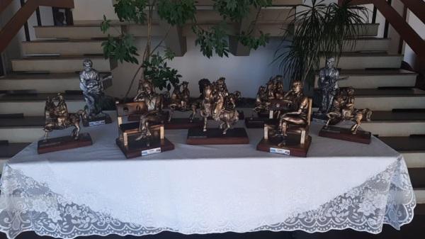 Troféus da 43ª Coxilha Nativista homenageiam importantes personalidades