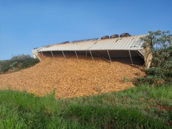 Carreta evita acidente com veículo de passeio e acaba tombando na BR 158